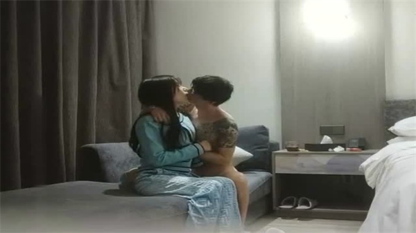 利哥探花极品嫩妹 蜜桃臀水润多汁 诱惑姿势让人欲罢不能